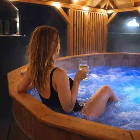 Luxury In Liva Park - Dostep Do Basenu, Caloroczne Jacuzzi, Grill, Prywatny Ogrodzony Teren Apartamento Liwa